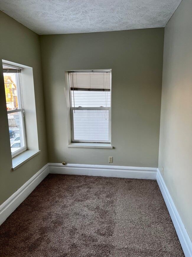 Building Photo - 300 E 17th Ave