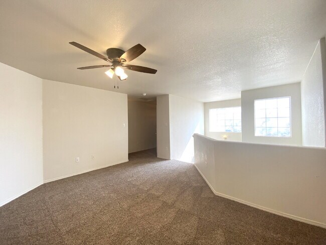 Building Photo - GATED COMMUNITY - 3 Bedroom w/Loft