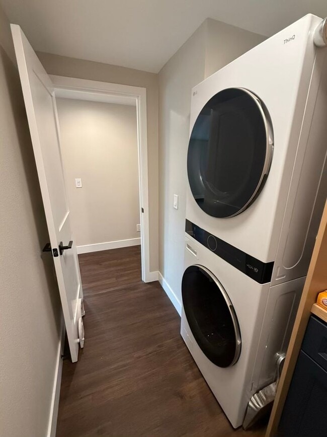 Building Photo - 3 Bedroom 2 bathroom House! Move in Special!
