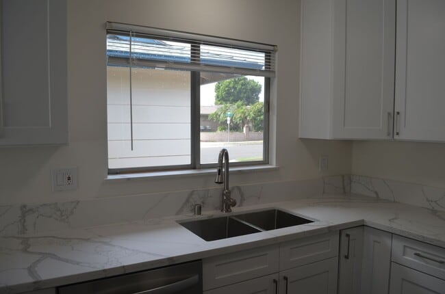 Building Photo - University City 4 Bedroom 2 Bath room Home for Rent