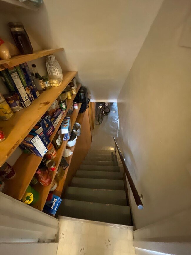 Building Photo - 2021-2023 E 6th St