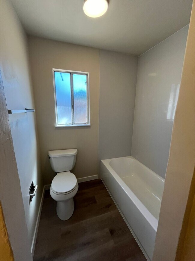 Building Photo - 304 Tennyson Dr