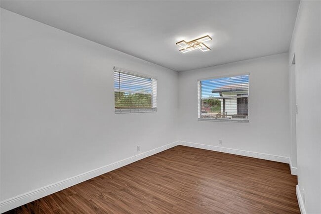 Building Photo - 420 SW 27th Terrace