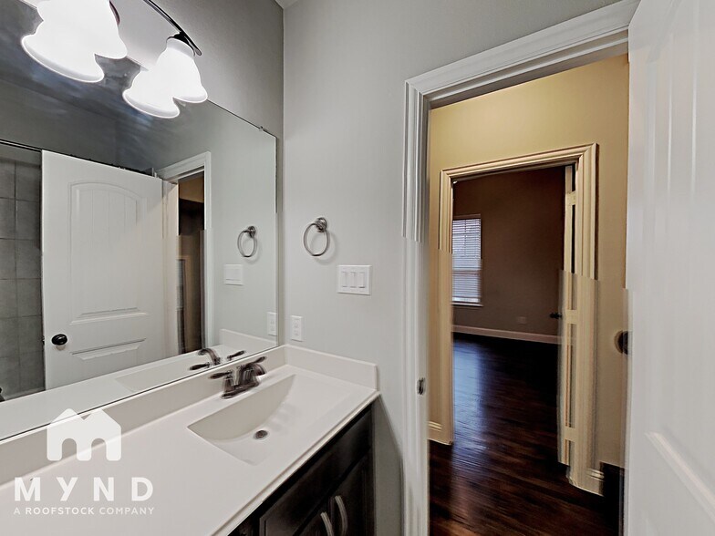 Building Photo - 868 Dartford Dr