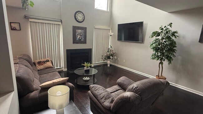 Building Photo - 735 Hamilton Ct