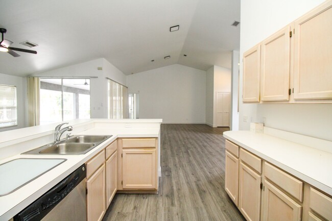 Building Photo - ***ANNUAL UNFURNISHED RENTAL***NEWLY RENOV...