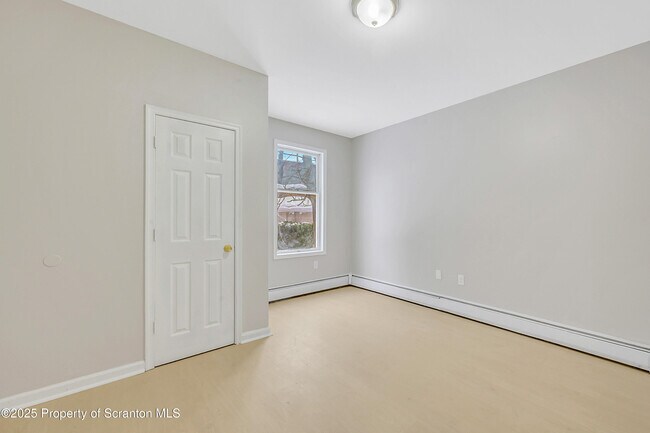 Building Photo - 108 E Market St