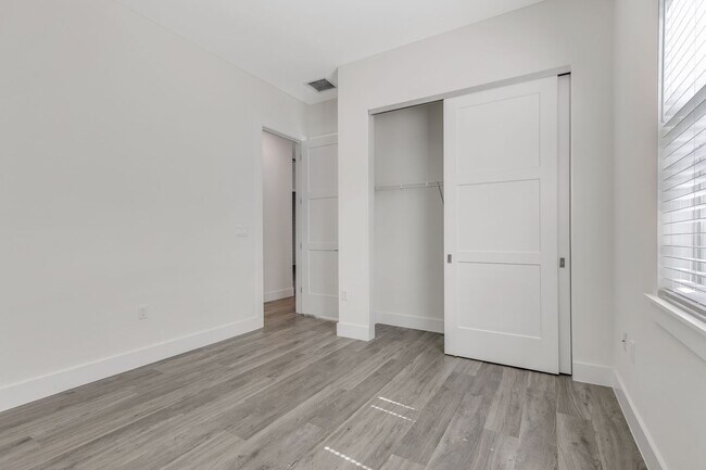 Building Photo - ** SEAHORSE AT CAMBRIA ** 3 BED + DEN - 3....