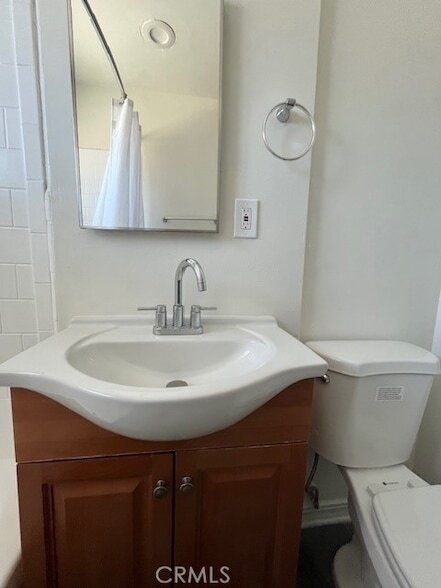 Building Photo - 685 E Vista Chino