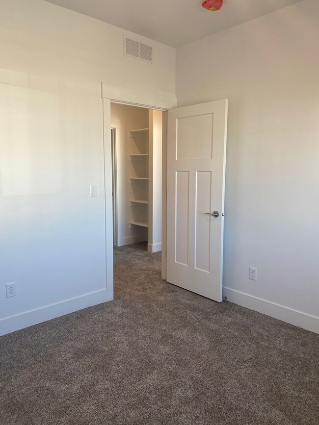 Building Photo - 3-Bedroom, 2.5 Bath Townhome with Office S...