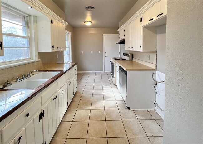 Building Photo - 208 E 14th St