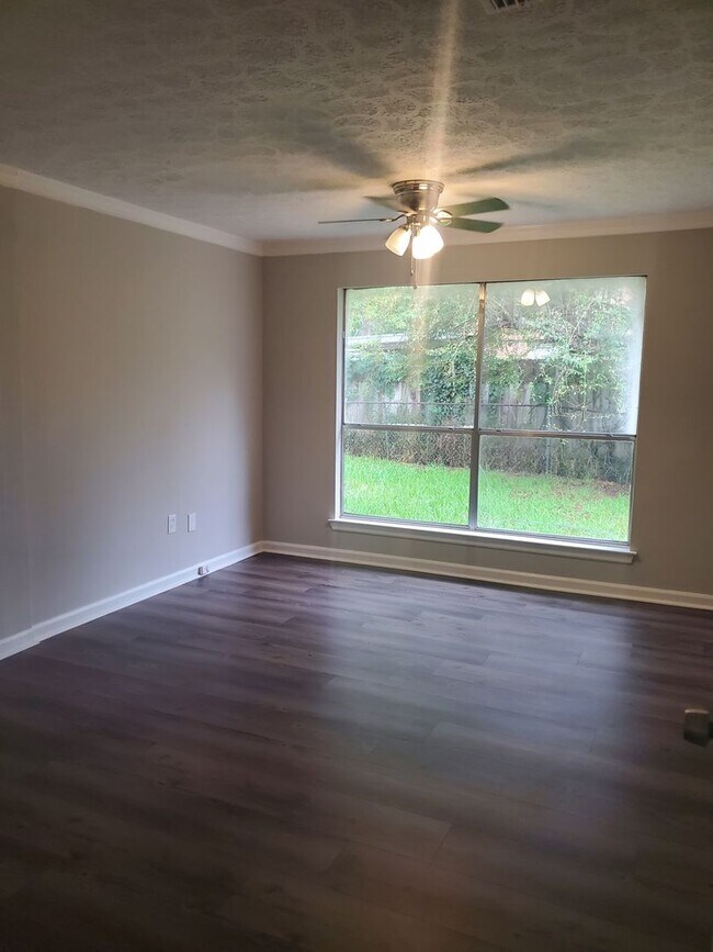 Building Photo - Spacious 4 bedroom in Berkshire West!