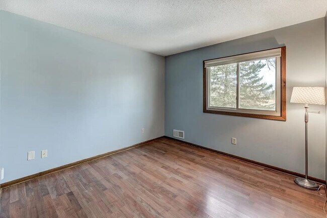 Building Photo - Great 3bed 2bath Single Family Home in Prime Eden Prairie Neighborhood