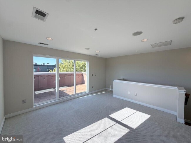 Building Photo - 4560 Longfellow St