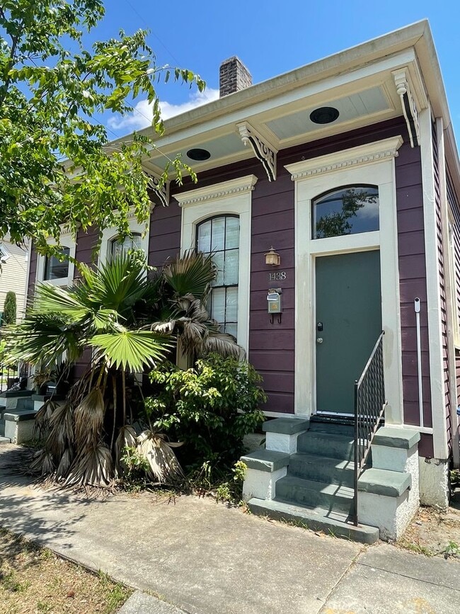 Building Photo - PRICE REDUCED! 1BD/1BA Shotgun with Laundry in Unit and Private Courtyard