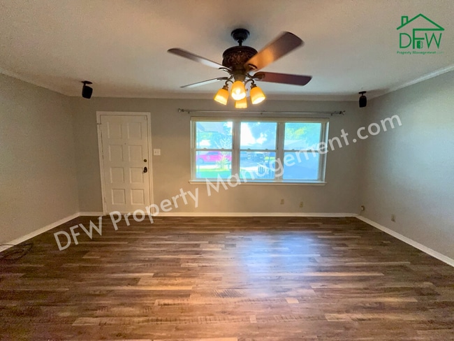 Building Photo - Charming 3-Bedroom Home with Sunroom & Spacious Backyard in Irving!