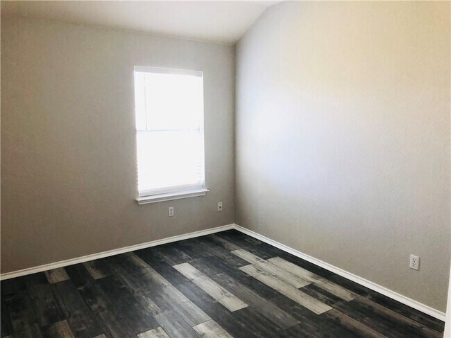 Building Photo - 3750 Sandy Brook Dr