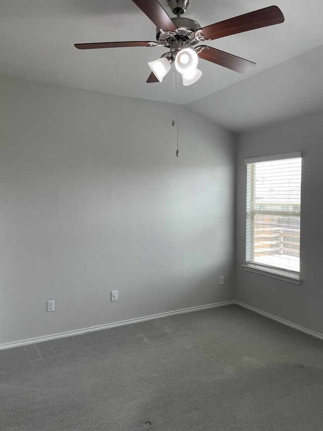 Building Photo - Available Now | Modern Single-Story 3 Bed, 2 Bath | Separate Office/Den | Big Yard | Pet Restrict...