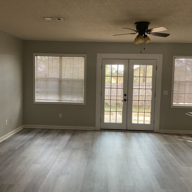 Building Photo - Briarwood West!!  LVP In Living Room!!