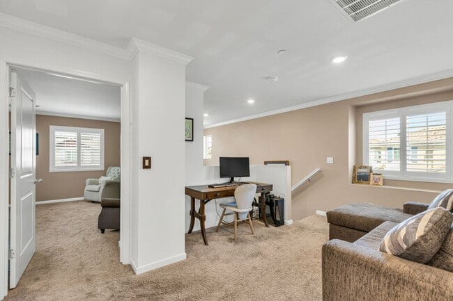 Building Photo - 4 bed / 3 bath | Upated Anatolia Home Avai...