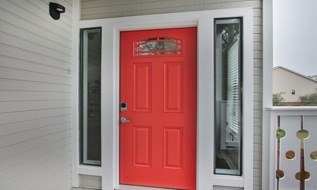 Building Photo - 131 Pine Rd