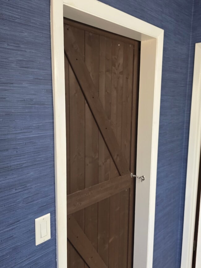 Building Photo - 1107 Davis Dr