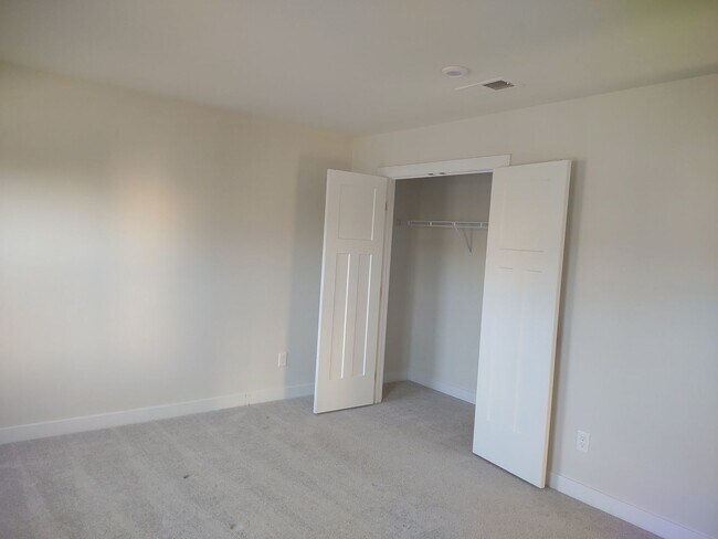 Building Photo - Superlative 6 Bedroom, 5 Bathroom Home in an Upscale Community!