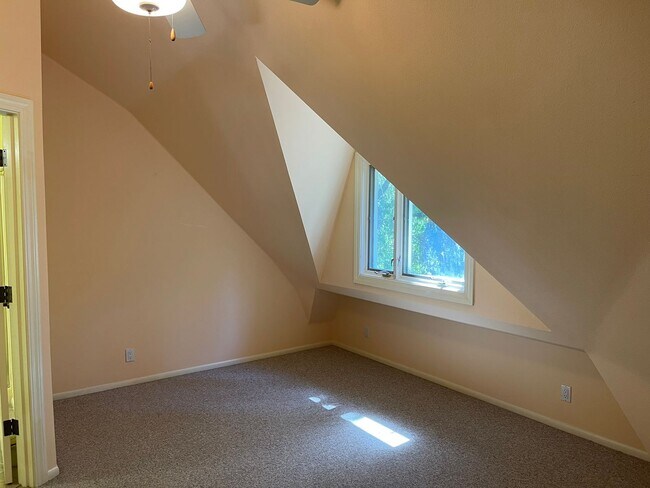 Building Photo - Amazing Garden Hwy Riverfront Home for Rent