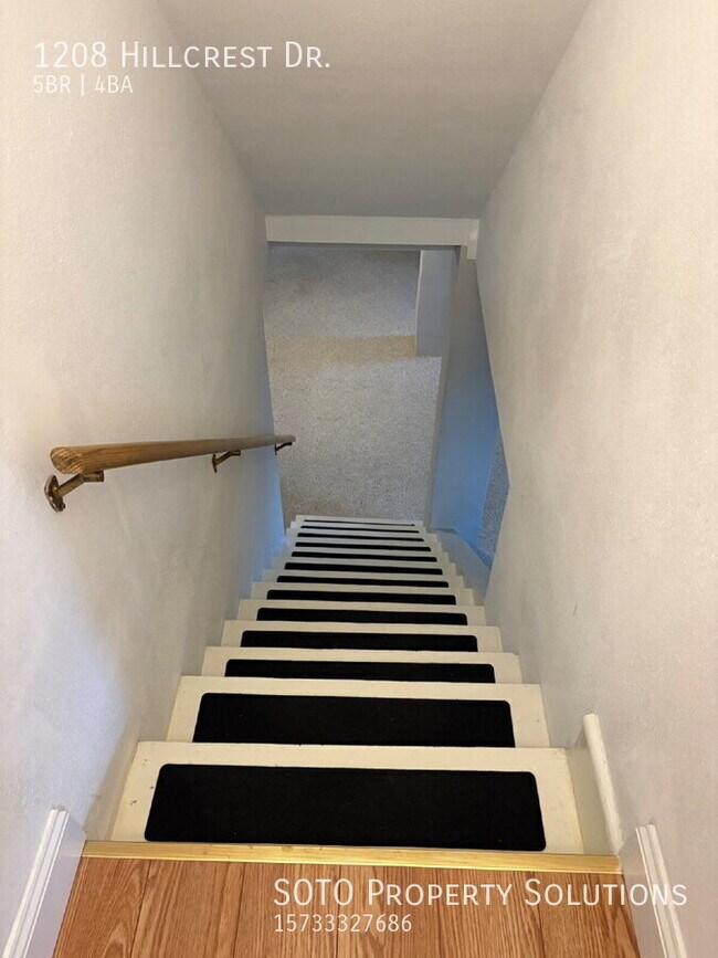 Building Photo - 1208 Hillcrest Dr