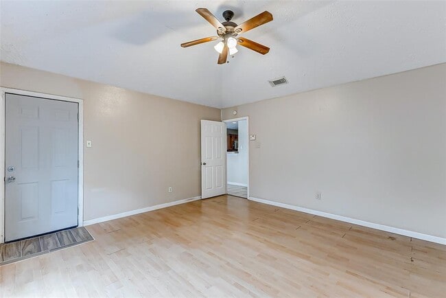 Building Photo - 2010 Hickory Glen Dr