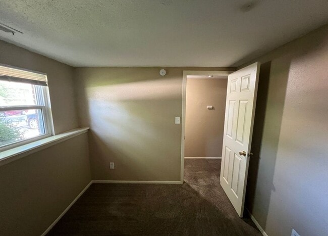 Building Photo - Spacious Split Level Duplex in Lee’s Summit!