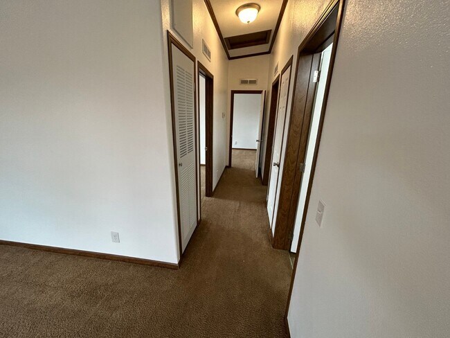 Building Photo - 220 Riverwood Dr