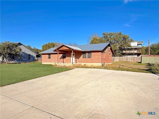 Building Photo - 1616 Lonesome