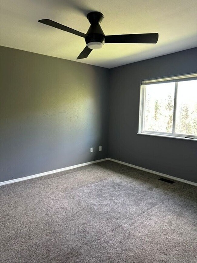 Building Photo - 3Bed, 2Bath Single Family Home in Beautiful Eagle River!!