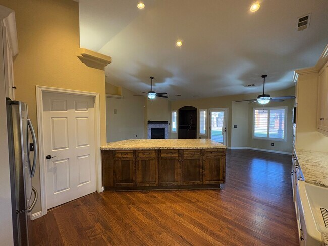 Building Photo - NW Visalia home available coming soon!