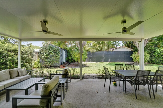 Building Photo - 929 SW 18th Ct