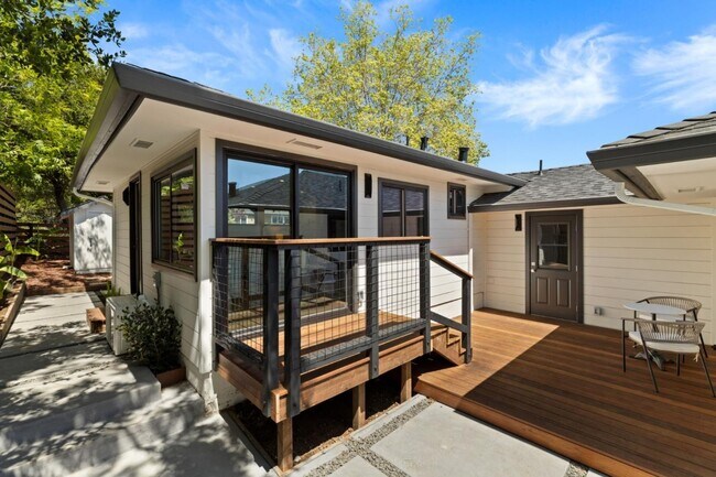 Building Photo - 810 W California Way