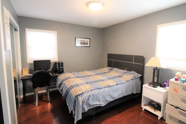 Main bedroom - 2300 Ives Ln N