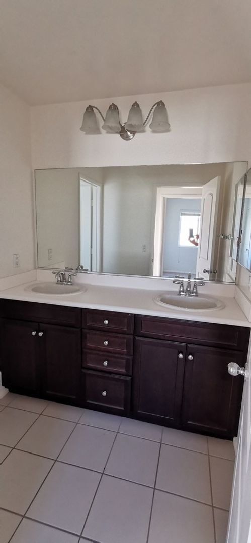 Building Photo - Beautiful large 3 bedroom home in Eastvale!