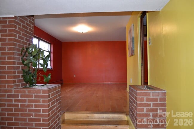 Building Photo - 516 S Green St