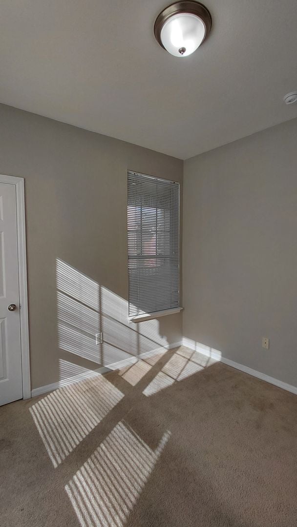 Building Photo - Spacious 3 bedroom, 2 bath Condo located i...