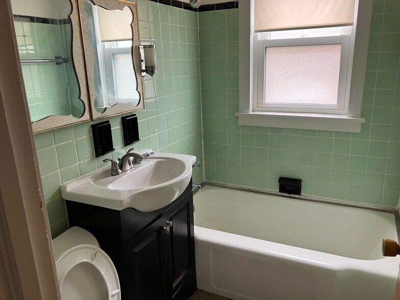 Building Photo - 2636 W Balmoral Ave