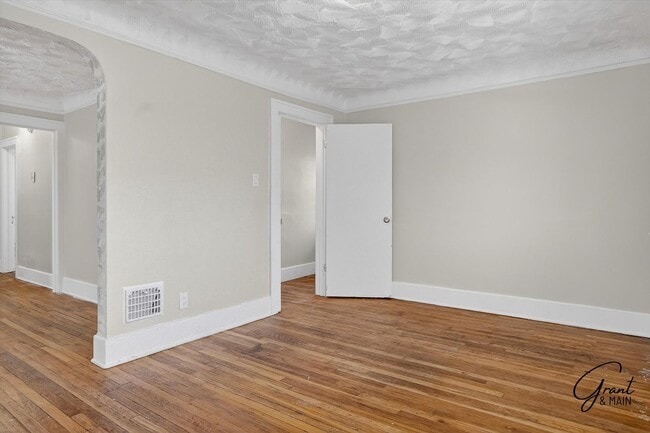 Building Photo - $1300 4 bedrooms