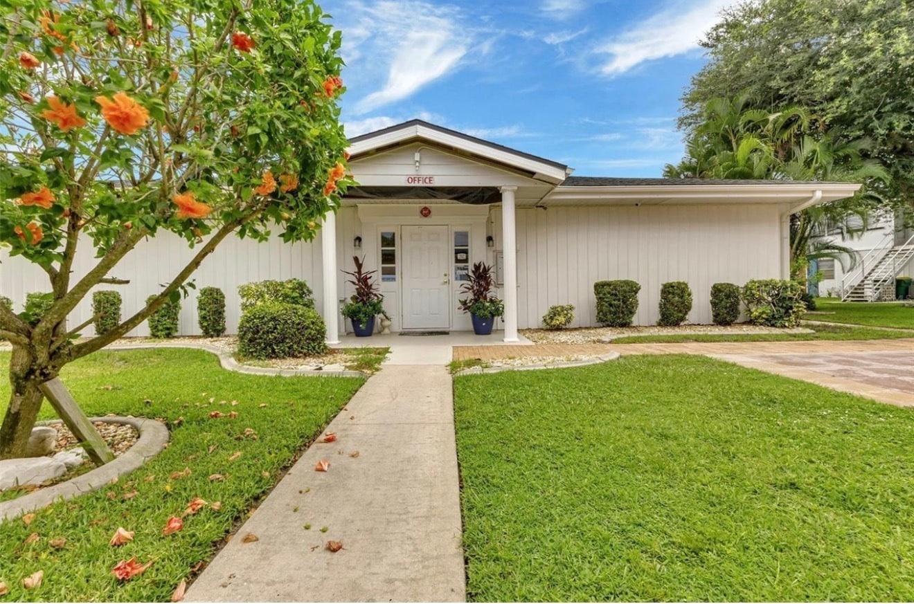 Clubhouse - 4158 Tamiami Trl