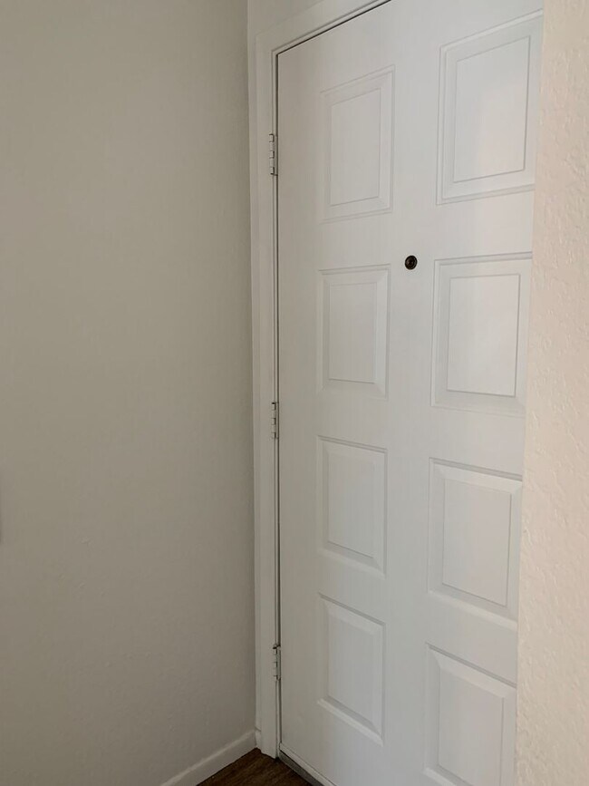 Building Photo - 3 bedroom 2 bath