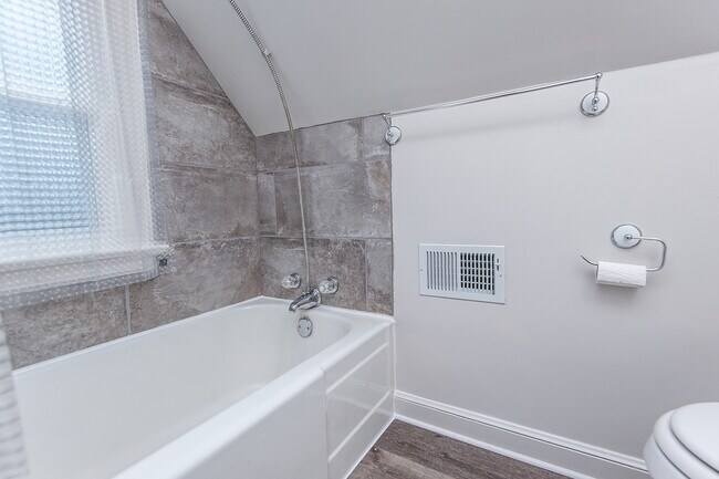 Building Photo - 1012 4th St SE