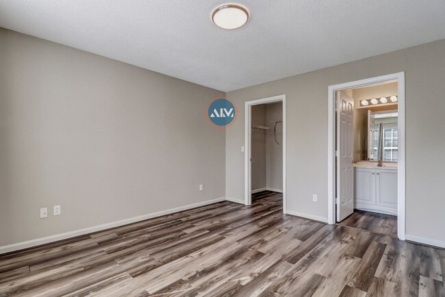 Building Photo - Beautiful SECOND FLOOR condo in the charmi...