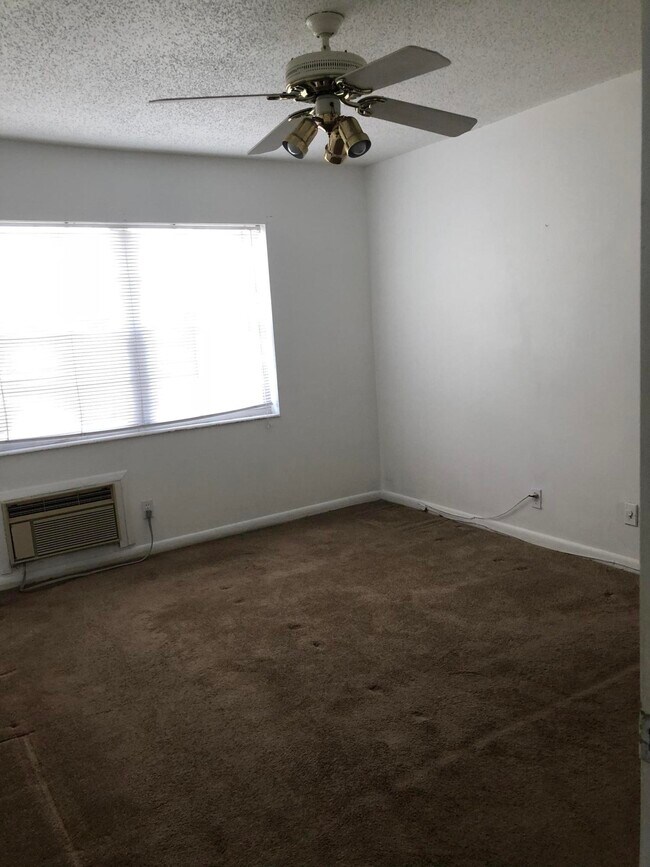 Building Photo - 227 Norwich J