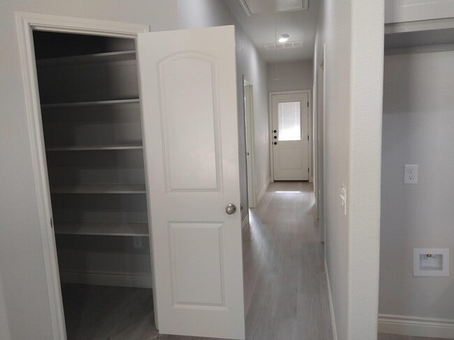 Building Photo - 1000 Wooded Holw Ct