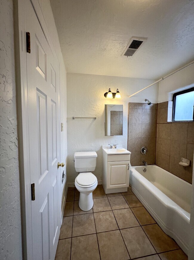 Building Photo - 2 bedroom / 1 bath close to KAFB and I-25 Move-in Special!